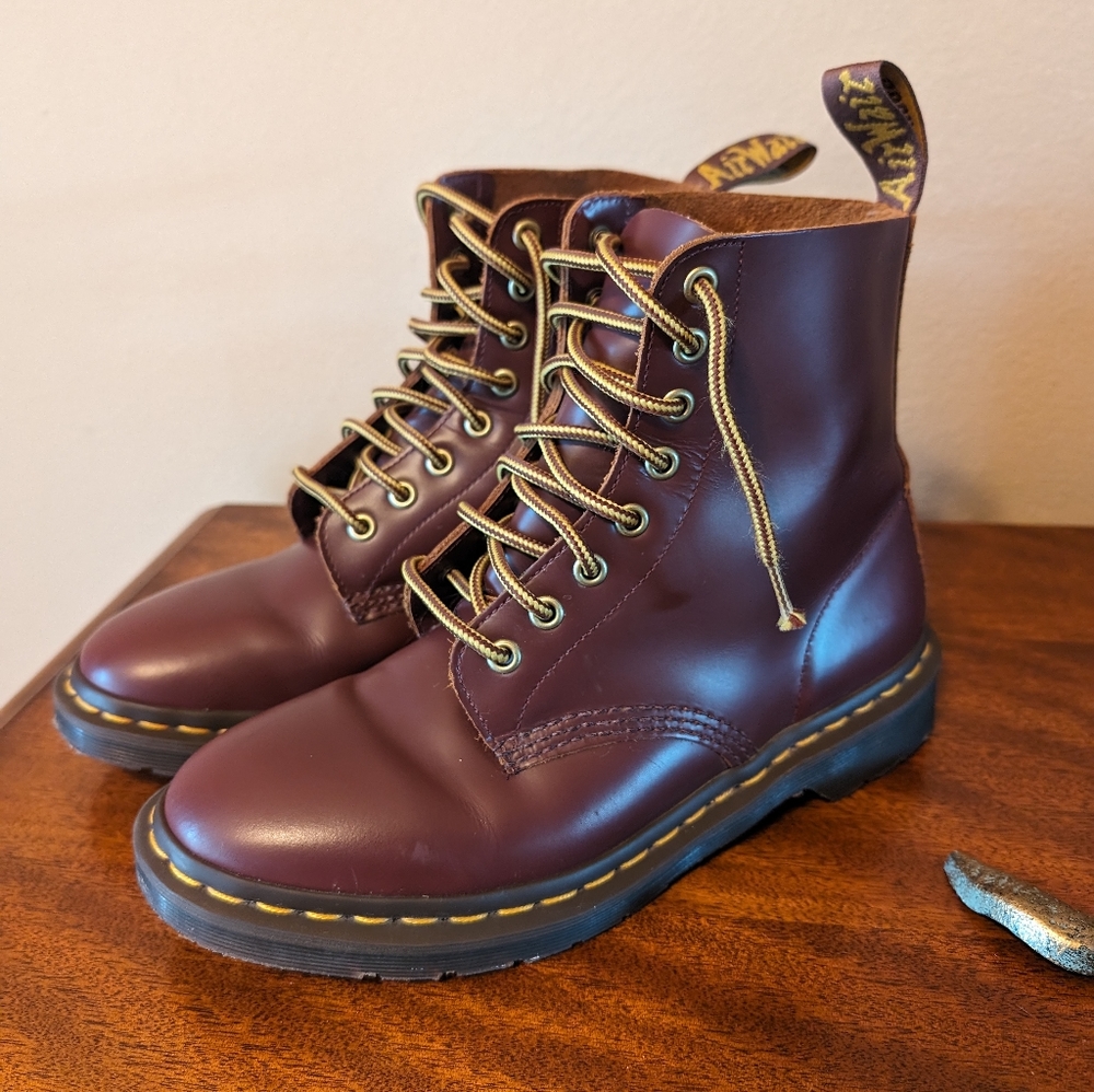 Dr. Martens 1460 Smooth Leather Lace Up